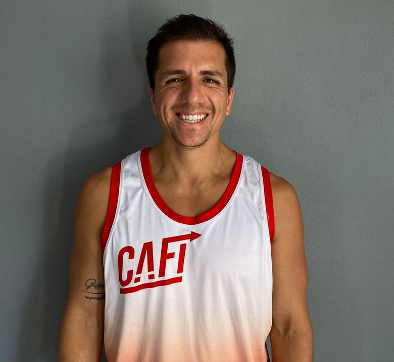 Jorge Mario Alpízar, fundador de CAFI, sonriendo con la camiseta de CAFI