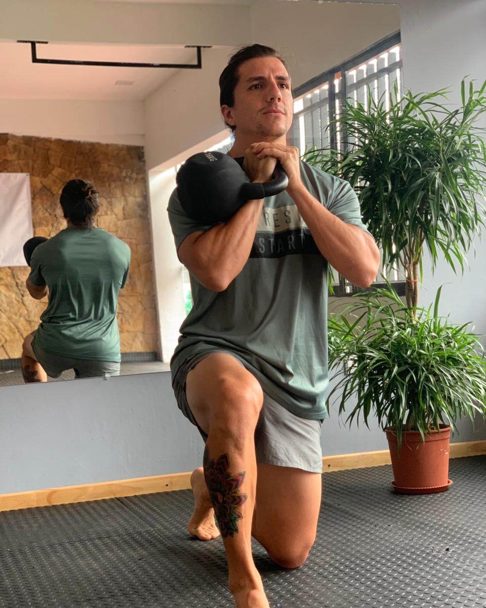 Jorge Mario entrenando con una pesa rusa